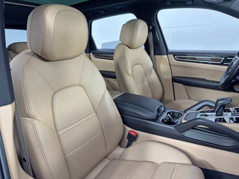 Used 2022 Porsche Cayenne S Platinum w/ Premium Package Plus image 38