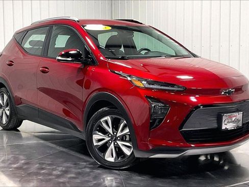 Used 2023 Chevrolet Bolt EUV LT w/ Convenience Package image 3