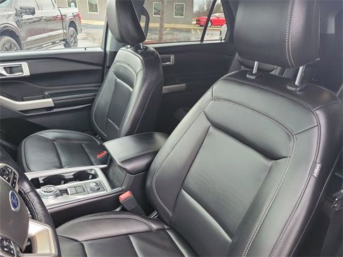 Used 2022 Ford Explorer XLT w/ Equipment Group 202A image 10