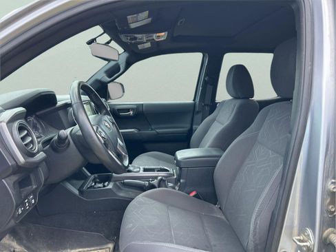 Used 2017 Toyota Tacoma TRD Off-Road w/ Premium & Technology Package AWD/4WD image 9