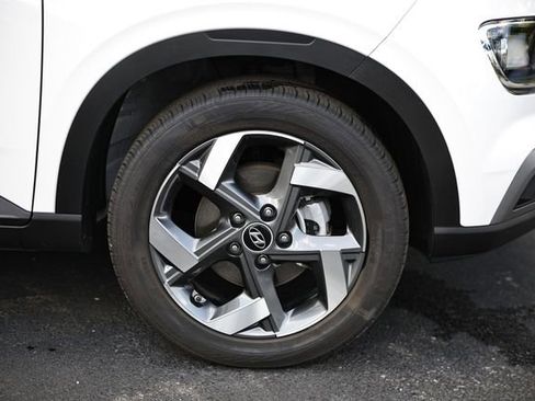 Certified 2025 Hyundai Venue SEL FWD image 5