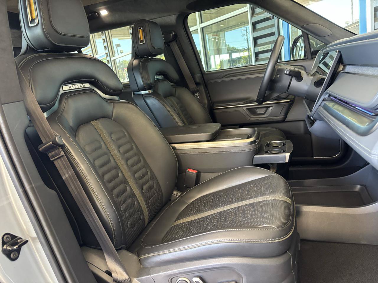 Used 2025 Rivian R1S Adventure Dual AWD/4WD image 19
