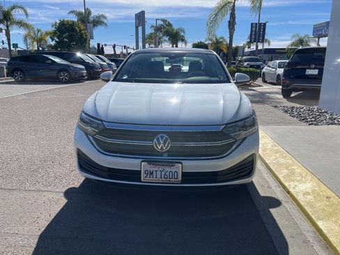 Used 2023 Volkswagen Jetta SE w/ Panoramic Sunroof Package image 3