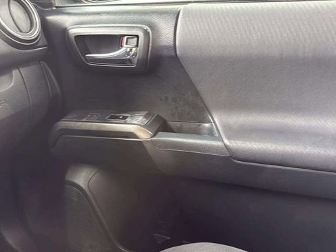 Used 2017 Toyota Tacoma TRD Sport w/ Tow Package (A/T) image 19