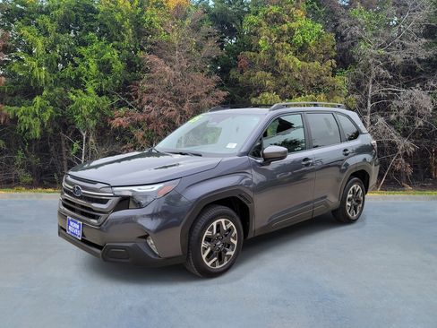 Used 2025 Subaru Forester Premium AWD/4WD image 1