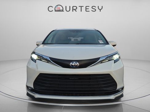 Used 2021 Toyota Sienna XLE image 8