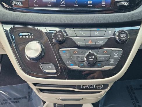 Used 2023 Chrysler Pacifica Touring-L FWD image 34