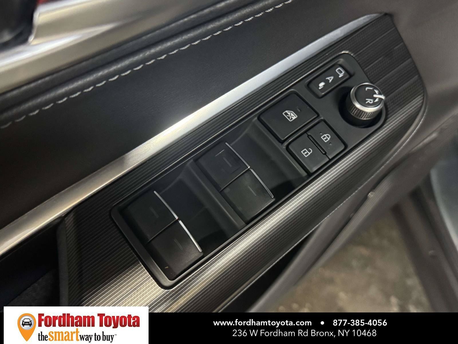 Used 2023 Toyota Venza XLE AWD/4WD image 16
