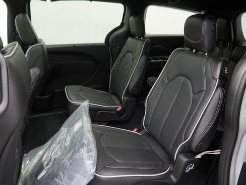 New 2026 Chrysler Pacifica Limited w/ S Appearance Package AWD/4WD image 17