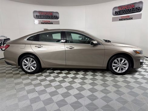 Used 2022 Chevrolet Malibu LT image 2