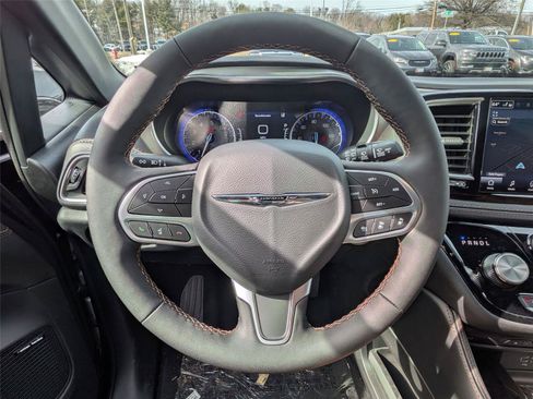 New 2026 Chrysler Pacifica Pinnacle w/ Trailer Tow Group AWD/4WD image 18