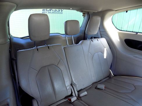 Used 2017 Chrysler Pacifica Touring-L Plus w/ Tire & Wheel Group image 28