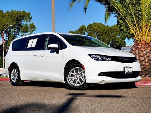 Certified 2022 Chrysler Voyager LX image 2