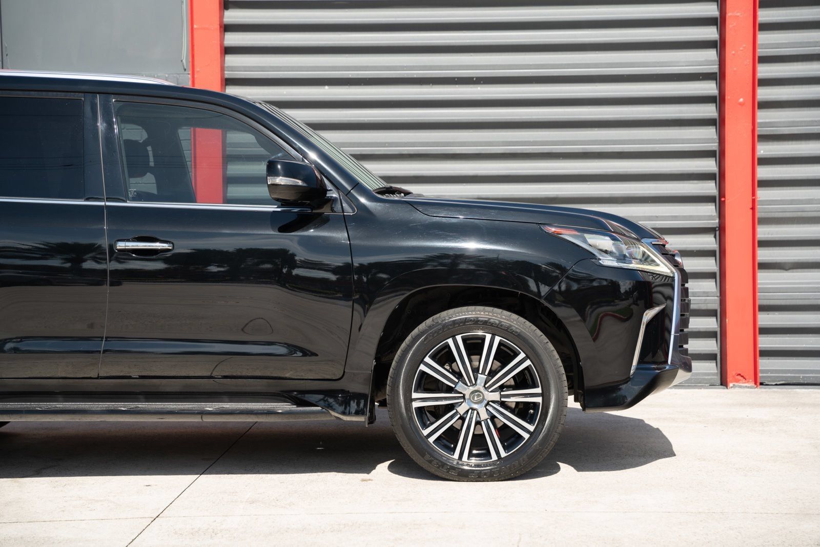 Used 2019 Lexus LX 570 4WD w/ Luxury Package image 5