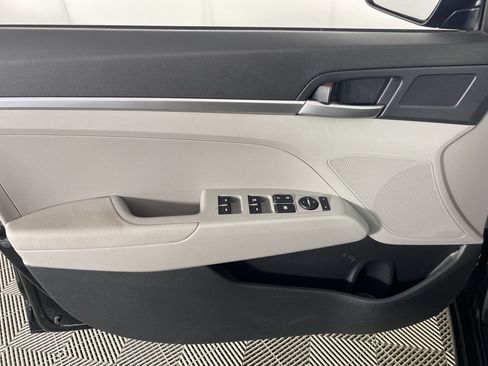 Used 2020 Hyundai Elantra SE FWD image 12