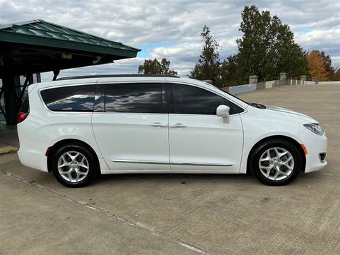 Used 2017 Chrysler Pacifica Touring-L w/ Tire & Wheel Group image 8