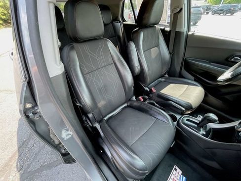 Used 2019 Chevrolet Trax LT w/ LT Convenience Package FWD image 26