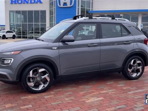 Used 2023 Hyundai Venue SEL image 7