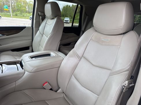 Used 2019 Cadillac Escalade Luxury AWD/4WD image 24