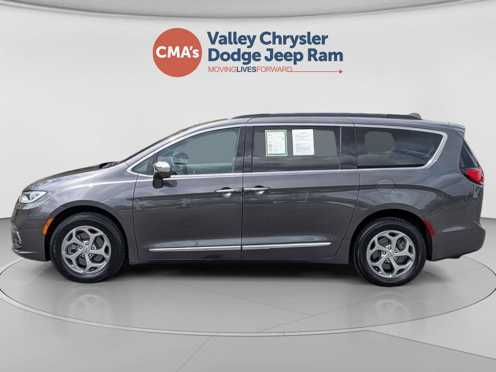 Used 2022 Chrysler Pacifica Limited AWD/4WD image 2