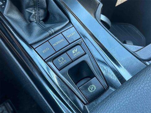 Used 2025 Toyota Camry SE image 33
