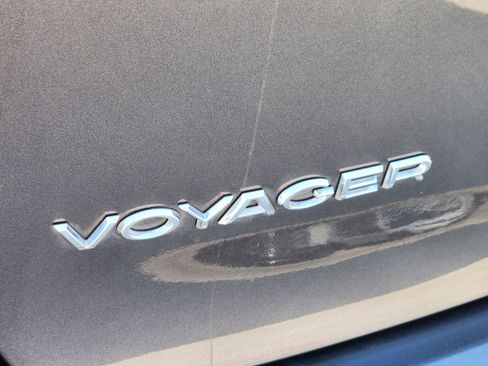 Used 2023 Chrysler Voyager LX image 12
