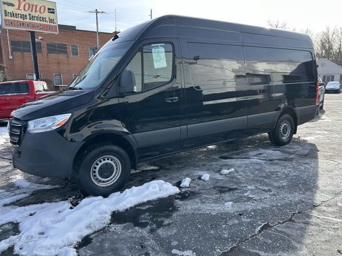 Used 2023 Mercedes-Benz Sprinter 2500 image 1