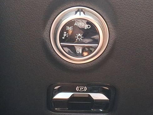 Used 2025 Mercedes-Benz C 300 4MATIC Sedan image 25