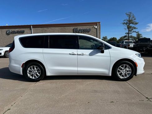 New 2025 Chrysler Pacifica Select image 2