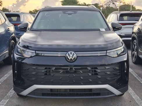 New 2026 Volkswagen Tiguan SE FWD image 2