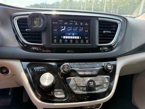 Used 2020 Chrysler Pacifica Touring-L FWD image 9