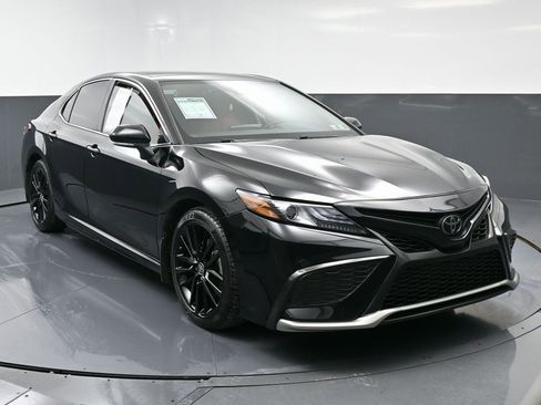 Used 2022 Toyota Camry XSE image 3