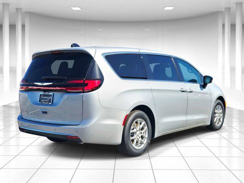 New 2026 Chrysler Pacifica Select FWD image 3