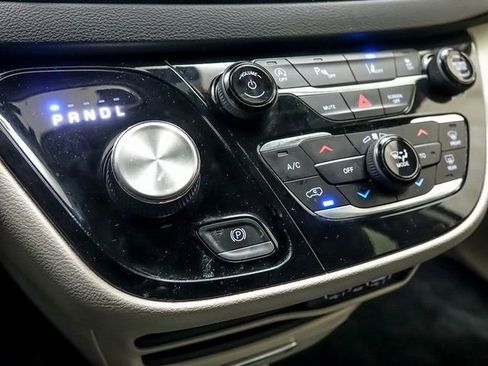 Used 2023 Chrysler Pacifica Touring-L FWD image 20