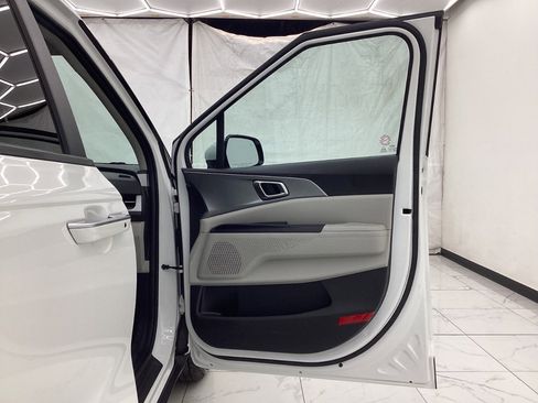 Used 2023 Kia Carnival LX image 19