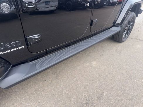 Used 2022 Jeep Gladiator Overland image 13