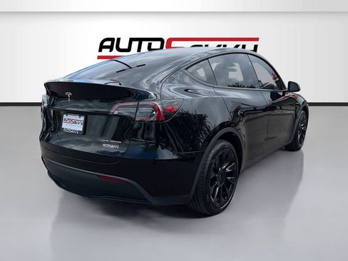 Used 2024 Tesla Model Y Long Range AWD/4WD image 7