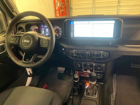 Used 2024 Jeep Wrangler Unlimited Rubicon w/ Technology Group AWD/4WD image 25
