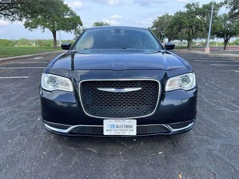 Used 2018 Chrysler 300 Touring RWD image 2