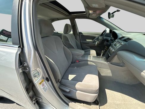 Used 2010 Toyota Camry LE image 17