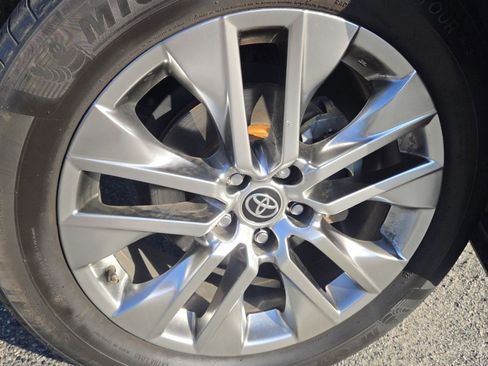 Used 2021 Toyota RAV4 XLE Premium image 11