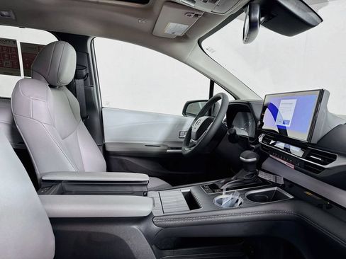 New 2026 Toyota Sienna XLE FWD image 33