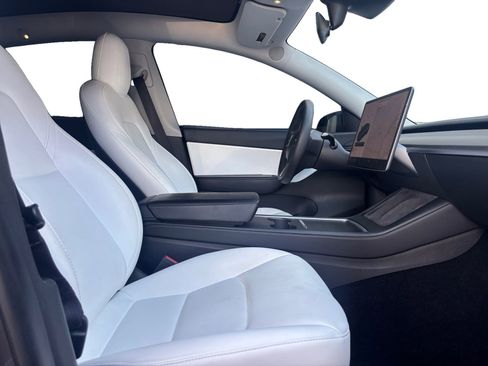 Used 2021 Tesla Model Y Long Range image 17
