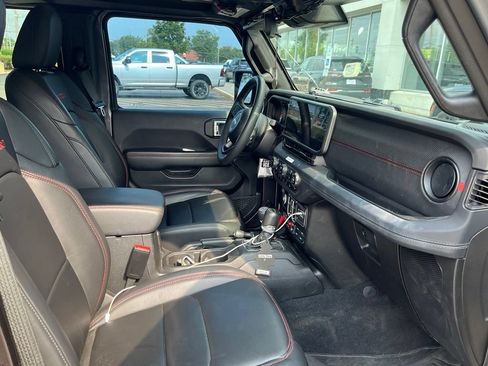 Used 2025 Jeep Gladiator Rubicon w/ Convenience Group AWD/4WD image 3