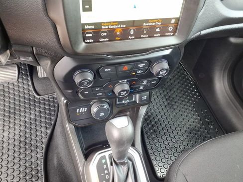 Used 2022 Jeep Renegade Latitude AWD/4WD image 24