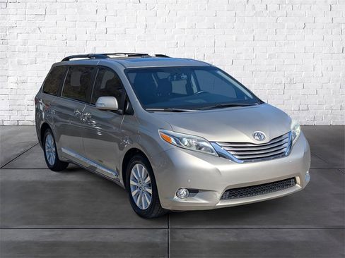 Used 2017 Toyota Sienna Limited Premium image 2