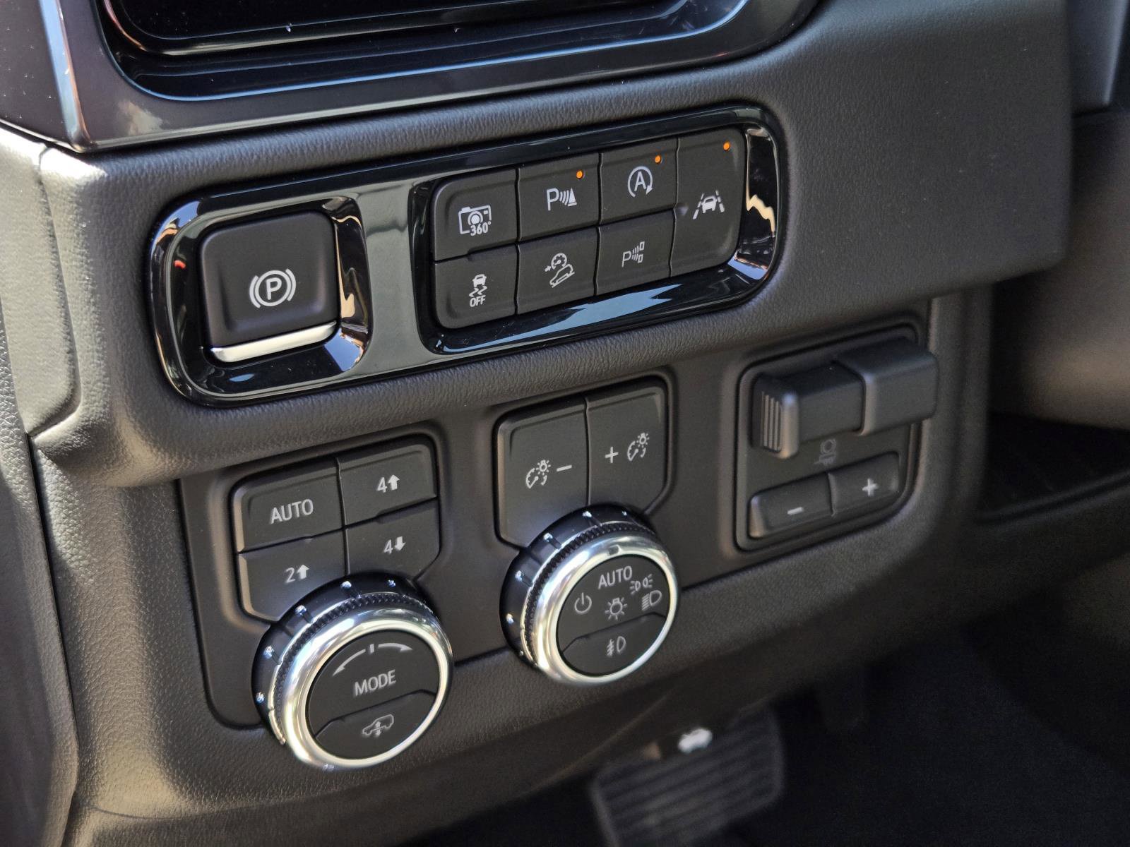 New 2026 GMC Yukon AT4 AWD/4WD image 8