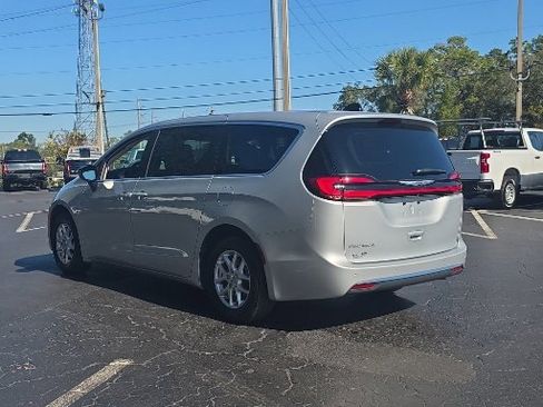 Used 2024 Chrysler Pacifica Touring-L image 10