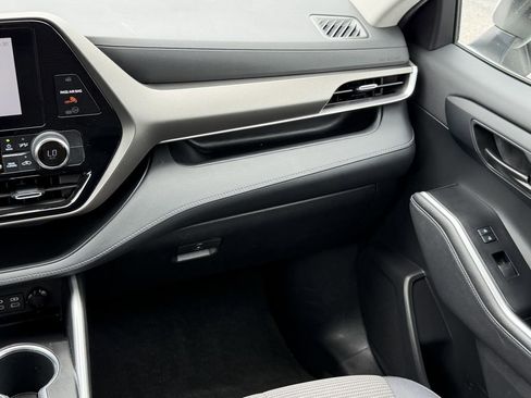 Used 2023 Toyota Highlander LE FWD image 17