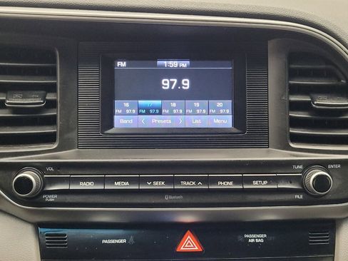 Used 2020 Hyundai Elantra SE FWD image 25
